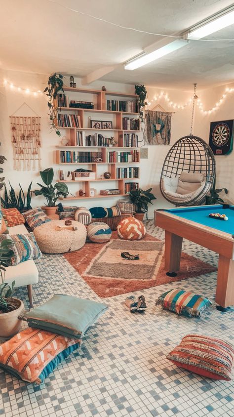 Girl Hangout Room, Teenager Playroom, Basement Teenage Hangout, Attic Hangout Room Ideas, Hangout Room Decor, Cozy Hangout Room, Teen Loft Hangout, Teen Playroom Ideas, Teen Basement Hangout