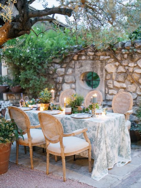 #wedding #welcomedinner #weddinginprovence #provence #chateaudestoublon #latableestoublon #myweddinginprovence #tabledecor #weddinginspiration #weddinginspo #weddingideas #weddingplanner #weddingtabledecor #weddingtableinspo Provencal Decor, Welcome Dinner, Russian Wedding, Provence Wedding, Dinner Party Table, Garden Party Wedding, France Wedding, French Garden, Rustic Chic Wedding