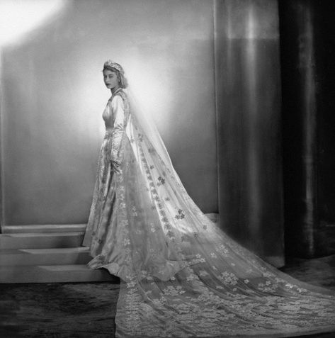 Queen Elizabeth Wedding, Royal Veil, Royal Wedding Gowns, Queen Mum, Rainha Elizabeth Ii, Reine Elizabeth Ii, Reine Elizabeth, Royal Wedding Dress, Elisabeth Ii