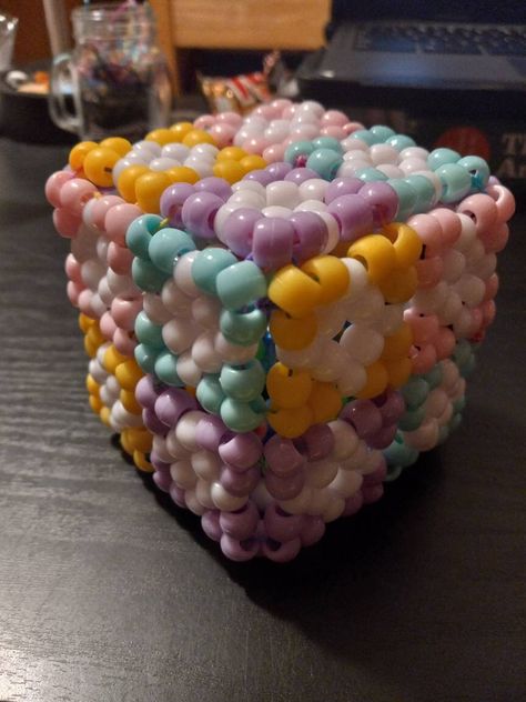 It's is 4 Kandi squares by 4 Kandi squares tied to gether with extra beads in the middle to make it shake. Kandi Square Tutorial, Kandi Dream Catcher, Kandi Cube Tutorial, Kandi Room Decor, Unique Kandi Ideas, Kandi Square, Kandi Fidget, Pony Bead Bracelets Patterns, Kandi Tie