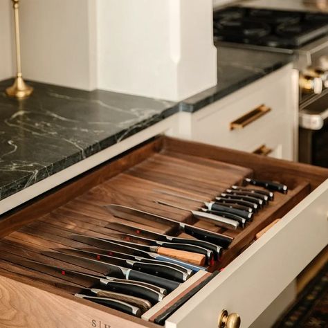 Clever organization for a knife drawer. Kitchen Island Drawer Organization, Cool Kitchen Cabinet Ideas, Deep Kitchen Drawer Organization, Best Kitchen Organization, New Kitchen Inspiration, Knife Drawer Organizer, Cutlery Drawer Organization, Deep Drawer Organization, Kitchen Drawer Dividers