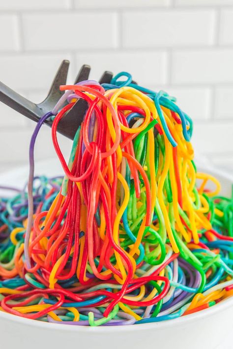 Rainbow Spaghetti in a bowl Rainbow Breakfast Ideas, Rainbow Savory Food, Colorful Birthday Party Food, Rainbow Party Snacks, Rainbow Theme Food, Rainbow Snacks For Kids, Rainbow Party Food Ideas, Rainbow Food Ideas, Rainbow 3rd Birthday