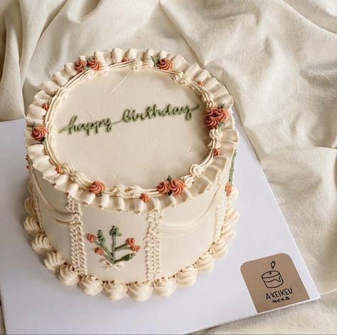 Floral Aesthetic Cake, Simple Pretty Cakes Aesthetic, 1940s Birthday Cake, Pretty Birthday Cakes Vintage, Pretty Bday Cakes, Dainty Cakes Aesthetic, Pastel Themed Cake, Pretty Simple Birthday Cakes, Circle Cake Decorating Ideas