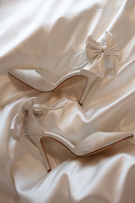 Bow Bridal Shoes, White Dress Accessories, Heels Bow, Bow Aesthetic, White Bridal Shoes, Courthouse Wedding, Wedding Vibes, Bow Shoes, Wedding Heels