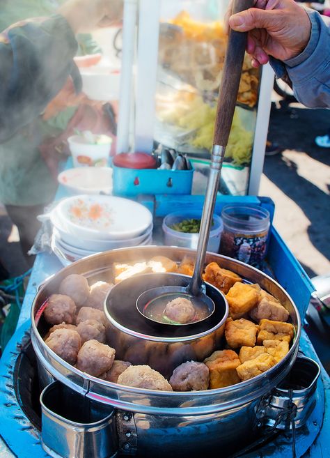 Breakfast In Las Vegas, Beef Ball, Neon Desert, Chinese Beef, Desert Paradise, Bali Food, Fish Ball, Indonesian Cuisine, Traditional Cakes