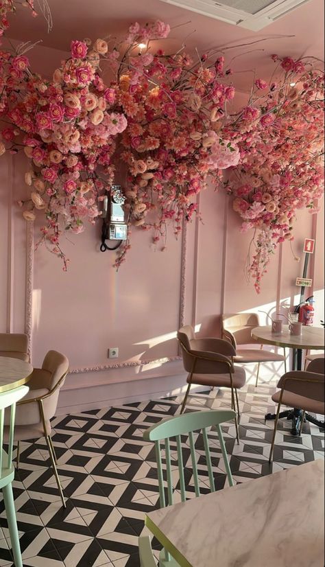 Floral Cafe Interior, Florist Cafe, Floral Cafe, Pink Restaurant, Cake Shop Design, Bakery Shop Interior, Tea Room Decor, Flower Shop Interiors, Flower Room Decor