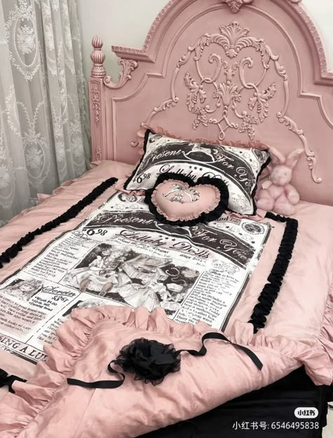 xiaohongshu aesthetic bed room inspo idea black pink dark coquette Pastel Goth Room, Monster High Bedroom, Monster High Aesthetic, Black Bedroom Aesthetic, Pink House Interior, Monster High Room, Black Room Aesthetic, Draculaura Monster High, Royal Room