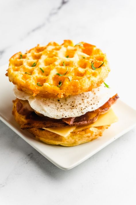 Keto Chaffle Breakfast Sandwich - chaffles (egg, shredded cheddar cheese), bacon strips, egg, cheddar/American cheese slice Chaffle Ideas, Chaffle Breakfast, Breakfast Chaffle, Low Fat Breakfast, Cheese Slice, Desayuno Keto, Keto Chaffle, Shredded Cheddar Cheese, Bacon Egg And Cheese