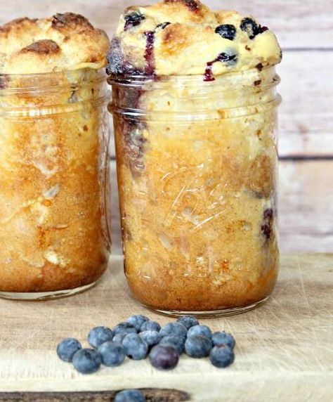 Blueberry French Toast in a Jar Mason Jar Breakfast Recipes, Jar Breakfast, Mason Jar Breakfast, Breakfast Favorites, Breakfast In A Jar, Mason Jar Desserts, Blueberry French Toast, Dessert In A Jar, Mason Jar Meals