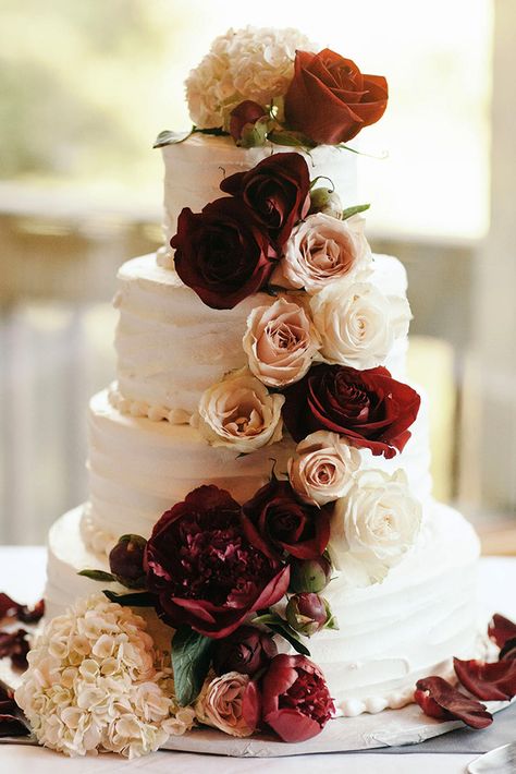 fall wedding cakes small white with burgundy and white roses and peonies jordan voth photography Blush Fall Wedding, Burgundy Wedding Cake, Wedding Cake Roses, Wedding Cake Ideas, Floral Wedding Cakes, Ruffle Cake, Wedding Cake Rustic, Fall Wedding Cakes, Wedding Forward