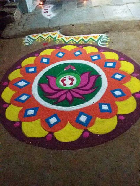 Lotus with laxmi pada from rangoli art followers. Rangoli Designs Laxmi Puja, Laxmi Puja Rangoli, Laxmi Pooja Rangoli, Laxmi Rangoli, Banana Leaf Decor, Navratri Rangoli, Laxmi Puja, Poster Rangoli, Easy Rangoli Designs Videos