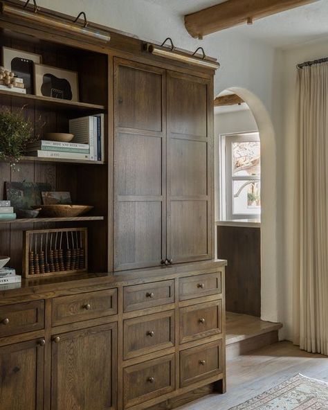 Amber Lewis Interior Doors, Brown Built Ins, Stained Built Ins, Walnut Built Ins, Amber Interiors Dining, Amber Lewis Interiors, Built Ins Dining Room, Built In Banquette, Kitchen Shelf Decor