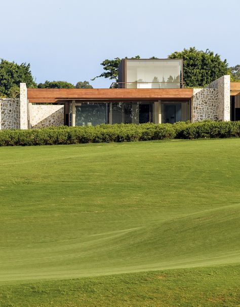 Tied together by a central square, the seventeen houses that make up this villa—located in a residential condominium in the interior of the state of São Paulo—are arranged across sloping terrain with a privileged view out over a golf course. The challenge with this design was to preserve residents’ privacy while making the most of the surrounding landscape. Green Terrace, Outdoor Leisure, Green Roof, Private Garden, Villa Design, Urban Planning, Infinity Pool, Winter Garden, Golf Course