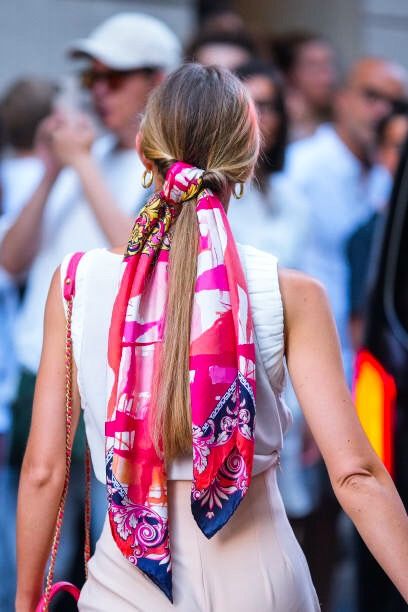 Work Outfits Office, Silk Scarf Outfit, Wear A Silk Scarf, Summer Work Outfits Office, Silk Scarf Style, Silk Scarf Hair, Fashion Vibes, Ways To Wear A Scarf, How To Wear A Scarf