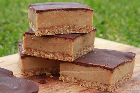 Raw Caramel Slice, Caramel Slices, Albanian Food, Melted Caramel, Clean Treats, Smoothies Vegan, Dried Dates, Caramel Slice, Delish Desserts