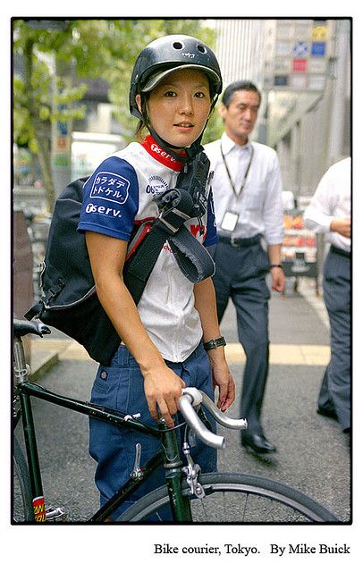 Bike courier, Tokyo, Japan "Bicycle messenger girl"http://franchise.avenue.eu.com/ Bicycle Messenger, Urban Bike Style, Bike Courier, Cool Bike Helmets, Bike Messenger, Urban Bike, Cycle Chic, Fixie Bike, Fixed Gear Bike