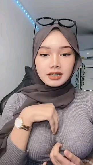 Boba Cewe, Arabic Women Hijab, Awek Malaysia, Tank Top Hijab, Selfie Tank Top, Malay Girl, Cute Drawings Of People, Blonde And Brunette Best Friends, Awek Melayu