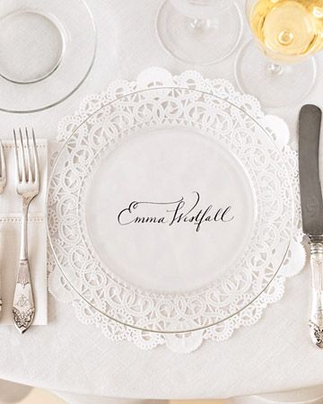 I love this idea from Martha Stewart! Simply write your guests names on doilies and place a clear plate over them.  Clever! Vintage High Tea, Diy Place Cards, Clear Plates, Diy Wedding Table, Paper Doilies, Small Intimate Wedding, Party Entertainment, Wedding Table Settings, Deco Table