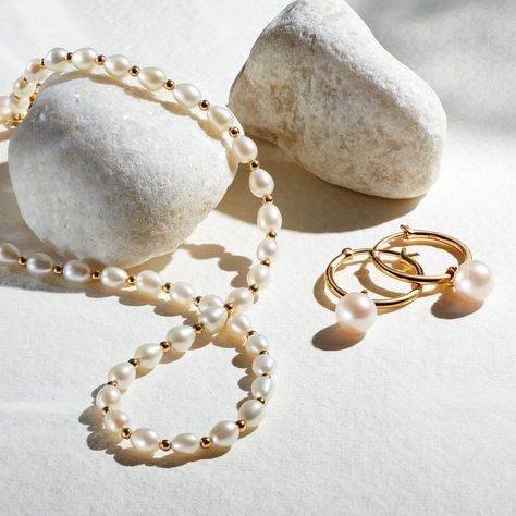 Jewel Photography Ideas, Pearl Jewellery Photography, Pearl Jewelry Photography, Pearl Product Photography, Pearl Photoshoot Ideas, Pearl Photoshoot, Pearl Necklace Product Photography, Pearl Editorial Fashion Photography, Necklace Editorial Photography