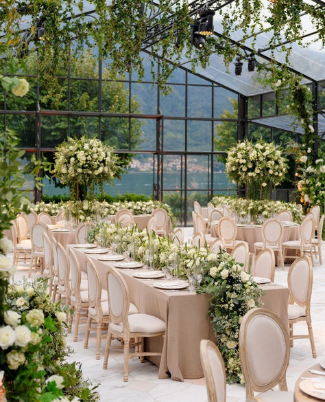 Italian Wedding Reception, Timeless Wedding Decor, Classic Wedding Reception, Elegant Wedding Decor, Elegant Wedding Themes, Luxury Weddings Reception, Como Wedding, Classic Wedding Decorations, Green Themed Wedding