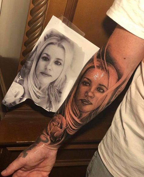 #teneilenapoli#garageinkmanor Forearm Tattoo Portrait, Forearm Portrait Tattoo Women, Girlfriend Portrait Tattoo, One Line Tattoo Face, Wife Portrait Tattoo, Portrait Hand Tattoo, Face Tattoo On Arm, Mom Portrait Tattoo, Face Portrait Tattoo