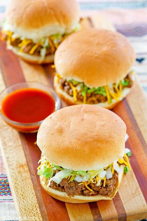 Taco Bell Bell Beefer is a tasty sandwich with taco seasoned ground beef, taco sauce, cheese, onions, and lettuce. Get the easy copycat recipe and find out how to make the best sandwich with Mexican flavors. This Bellburger is a loose meat sandwich like sloppy joes with taco seasoning. #sandwichrecipes #groundbeefrecipes #sloppyjoerecipe #tacobell #copycat #copycatrecipe Taco Bueno Copycat Ground Beef, Loose Meat Sandwich, Chili Burger, Loose Meat, Taco Burger, Loose Meat Sandwiches, Taco Bell Recipes, Ground Beef Taco, Mexican Flavors