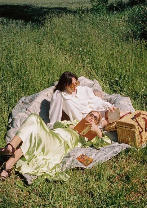 Picnic Aesthetic Food, Cottagecore Picnic, Foto Pertunangan, Picnic Photo Shoot, Era Victoria, Picnic Aesthetic, Picnic Inspiration, Cottagecore Aesthetic, Teenage Dream