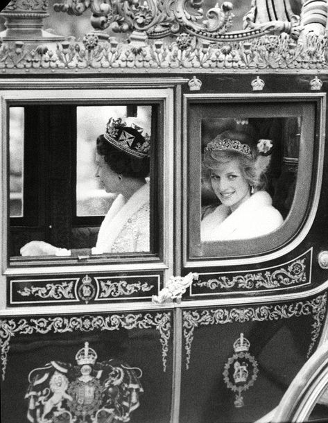 La reina Isabel II y la Princesa Diana de Gales en autocar dejando tras apertura del Parlamento en 1982: Prințesa Diana, Putri Diana, Prins William, Princesa Real, Prins Harry, Diana Princess Of Wales, Elisabeth Ii, Reina Isabel Ii, Diana Princess