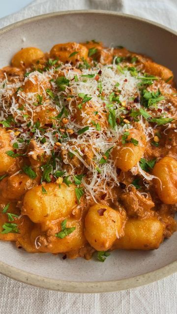 Brooke Carson on Instagram: "ONE POT CREAMY GNOCCHI & BEEF 🍝 Navigating food labels and what they actually mean can be difficult, so on top of this delicious 30 min dinner, I am sharing with you the difference between grass-fed vs grain-fed beef and what it actually meals. The biggest takeaway is that whether it be grass-fed or grain-fed, both are nutritious choices that depend on your personal taste, lifestyle and budget! 🐄 INGREDIENTS: - 1 tbsp olive oil - 1/2 yellow onion, diced - 4 cloves 30 Min Dinner, Creamy Gnocchi, Personal Taste, Beef Broth, Food Labels, Yellow Onion, Parmesan Cheese, Tomato Paste, Gnocchi