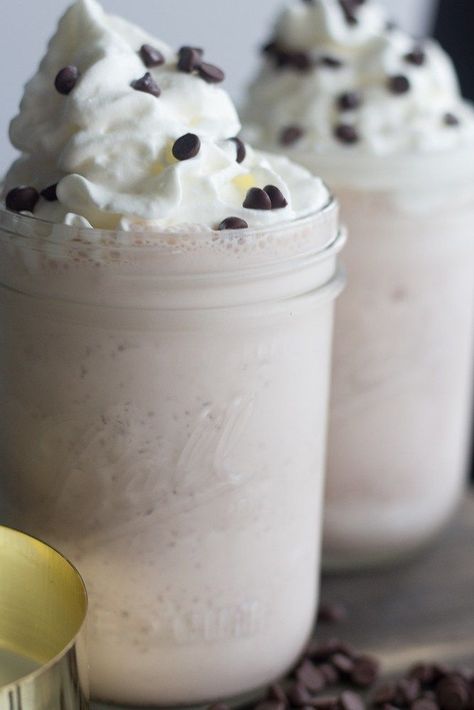 Frozen Hot Chocolate Milkshakes Mcdonalds Caramel Frappe, Alcoholic Hot Chocolate, Frozen Hot Chocolate Recipe, Frozen Strawberry Lemonade, Boozy Hot Chocolate, Spiked Hot Chocolate, Slow Cooker Pork Tenderloin, Baileys Recipes, Cocoa Drink