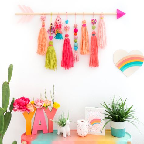 Tassel Crafts, Diy Decoracion, Diy Wand, Diy Valentine's Day, Neon Wall, Yarn Wall, Hemma Diy, Toy Room, Diy Casa