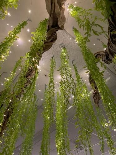 Fairy Tent Canopies, Tree Decoration Indoor, Forest Diy Decorations, Diy Enchanted Forest Tree, Woodland Stage Design, Nature Theme Decorations, Enchanted Diy Decorations, Diy Tree Canopy, Diy Tree Backdrop