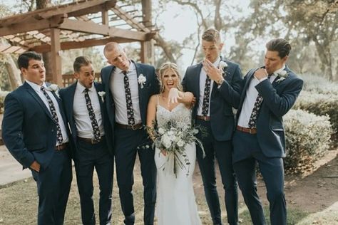 Cute Wedding Party Photos, Wedding Photos Of Family, Groomsmen And Bride Pictures, Groomsmen With Bride Photos, Must Have Bridal Party Photos, Groomsman First Look At Bride, Bride With Groomsmen Pictures Funny, Wedding Day Pictures Must Have Wedding Photography, Bride Groomsmen Pictures