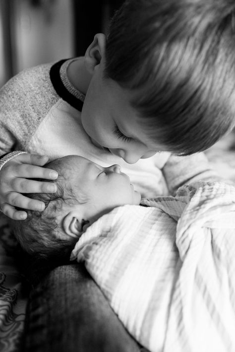 Neutral Sibling Pictures, Newborn Shoot With Parents And Sibling, Newborn Family Photos Bed, Black And White Newborn Family Pictures, Newborn And Older Sibling Photo Ideas, Newborn Photography Home Session, Twin Newborn Lifestyle Photography At Home, Newborn Family Photos Nursery, Inside Family Photos