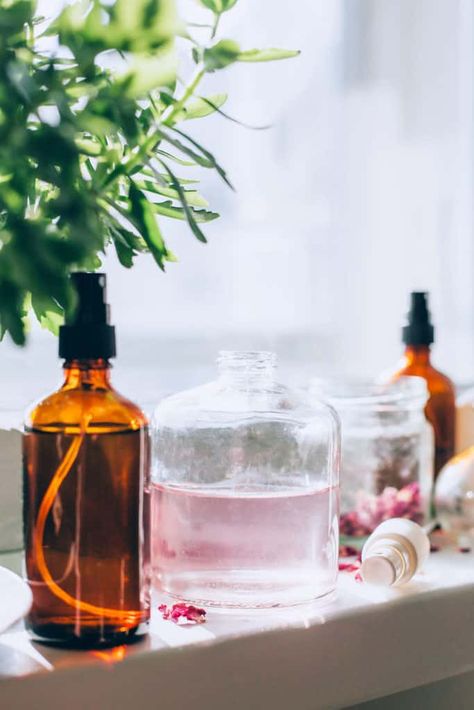 5 Ways to Make Your Own Facial Mist Diy Face Mist, Homemade Moisturizer, Natural Beauty Recipes, Moisturized Skin, Cheap Beauty Products, Diy Facial, Diy Beauty Recipes, Skin Remedies, Facial Mist