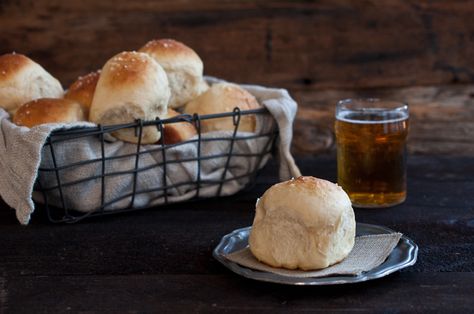 Use the Power of Beer for Amazing Dinner Rolls Beer Rolls, Beer Dinner, Beer Bread Recipe, Homemade Bread Recipes Easy, Cooking With Beer, Pretzels Recipe, Beer Bread, Beer Recipes, Cooking Ingredients