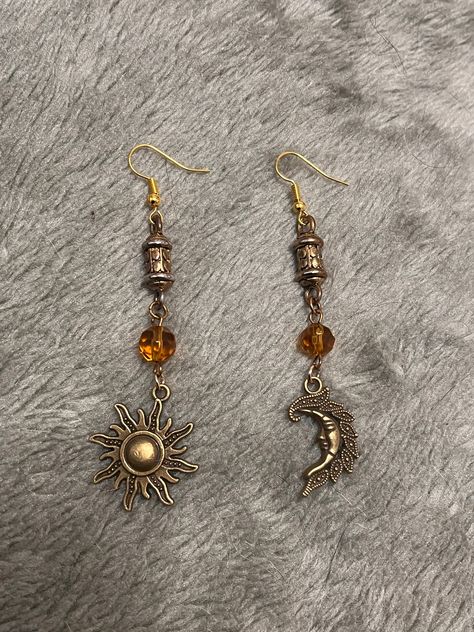 Dangle bronze earrings with a sun and moon charm. Hook is made from hypoallergenic gold plated alloy. Sun Aesthetic Jewelry, Sun And Moon Jewelry, Gold Sun Earrings, Sun Accessories, Sun And Moon Earrings, Cottagecore Earrings, Sun Jewelry, 70s Jewelry, Sun Earrings