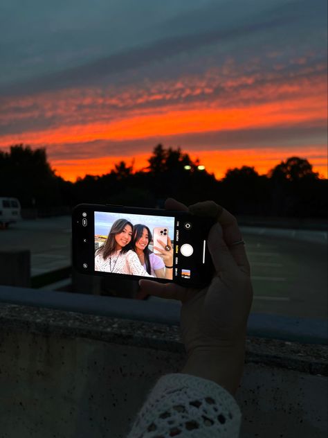 Pics To Take With Best Friend, Two Best Friends Aesthetic Poses, Asthetic Besties Pic, Summer Aesthetic Photos With Friends, Asthetic Pic With Bestie, Bestie Pose Ideas Aesthetic, Sunset With Friends Aesthetic, Sunset Bestie Pics, Sunset Photoshoot Friends