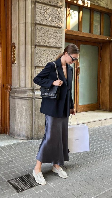 Bussines Woman Aesthetic Outfit Casual, Chic Outfit With Sneakers, Silk Skirt Outfit Classy, Old Money Spring Outfits, Old Money Spring, Elegant Skirt Outfits, Satin Skirt Outfit, Maxi Skirt Outfits, Mode Abaya