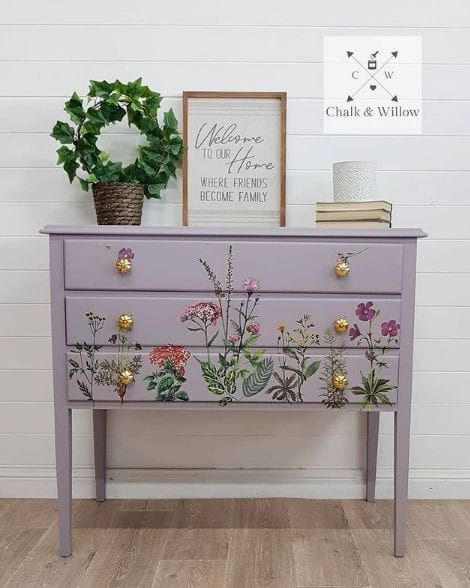 Table ideas for decorations Floral Painted Dresser Ideas, Paint Design On Furniture, Floral Painting On Furniture, Flower Painted Cabinets, Flower Dresser Painted, Floral Dresser Diy, Floral Painted Dresser, Painting Flowers On Furniture, Painting Shelves Ideas