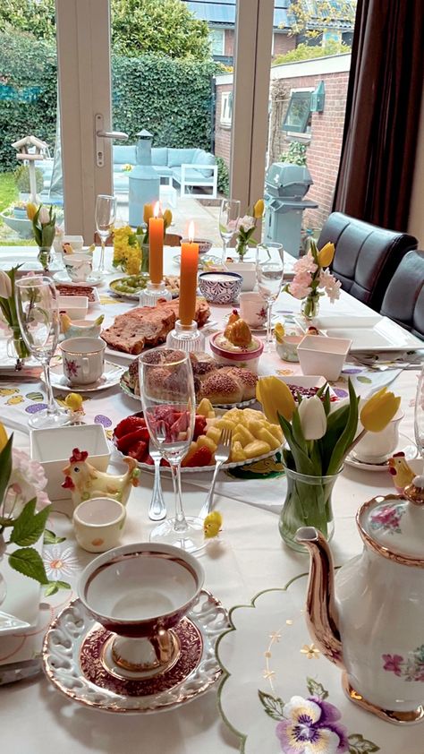 Vintage Brunch Aesthetic, Spring Lunch Aesthetic, Easter Girls Brunch, Easter Breakfast Aesthetic, Easter Dinner Set Up, Easter Lunch Aesthetic, Spring Breakfast Aesthetic, Easter Dinner Aesthetic, Easter Friends Party