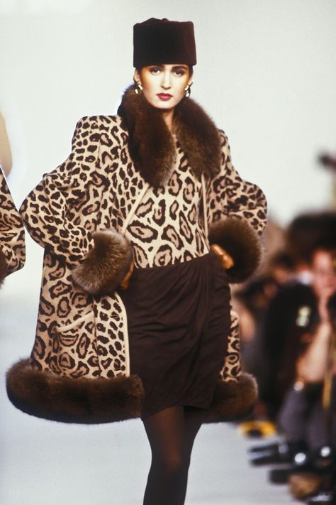 Valentino RTW F/W 1987 Print Coat Outfit, 1987 Fashion, 1980’s Fashion, Valentino Runway, High Fashion Editorial, Outfit 90s, Animal Print Fashion, Paris Outfits, Beauty And Fashion