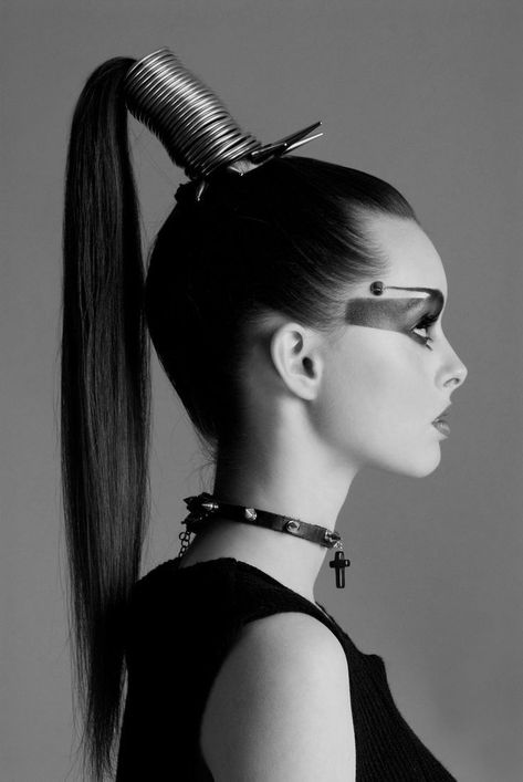 Futuristic makeup Cyberpunk Hairstyles, Futuristic Hairstyles, Hair Art Photography, Futuristic Hair, Pelo Editorial, Apocalypse Fashion, Futuristic Makeup, Model Hair Color, High Hair