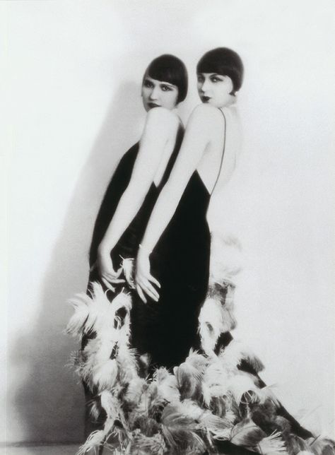 Flapper Fashion At The Beginning Of 1920s Halloween Costumes Aesthetic, Dolly Sisters, Flapper Girls, Style Année 20, Istoria Modei, 1920s Women, 1920's Flapper, Louise Brooks, Josephine Baker