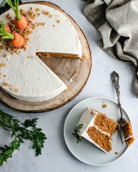 Food Photography Cake, Breakfast Tart, Food Photography Dessert, Baking Photography, Cake Photoshoot, Vegan Carrot Cake, Vegan Whipped Cream, Carrot Cake Cheesecake, Cake Cheesecake