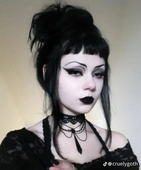 Victorian Gothic Makeup, Eye Makeup Goth, Trad Goth Hair, Goth Haircuts, Skidaddle Skidoodle, Raven Makeup, Sleepover Plans, Grungy Makeup, Dnd Idea