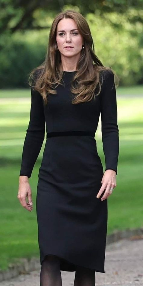 Kate Middleton Black, Kate Middleton Style Outfits, Princess Kate Style, Celebrity Yearbook Photos, Düşes Kate, Princesse Kate Middleton, Looks Kate Middleton, Elegant Evening Wear, Estilo Kate Middleton