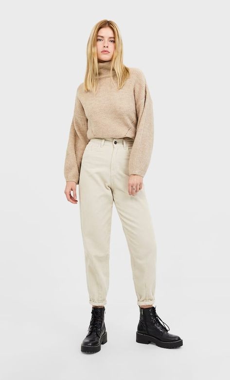 Slouchy Jeans Outfit, Beige Jeans Outfit, Corduroy Pants Outfit, Dr Martens Outfit, Off White Jeans, Jeans Outfit Winter, Slouchy Jeans, Beige Jeans, Cords Pants