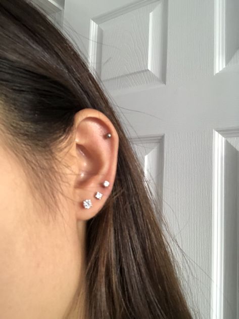 Minimal Piercings Ear, Classy Ear Piercings Chic, Classy Jewelry Aesthetic, Simple Ear Piercings, Peircings Women, Ušný Piercing, Intimo Victoria Secret, Piercing Styles, Ear Piercings Ideas