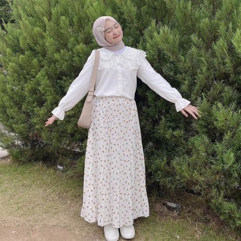 Baju Korean Style Girl Hijab, Floral Outfit Hijab, Outfit Pake Rok, Baju Muslim Korean Style, Outfit Skirt Hijab, Piknik Outfit, Campus Outfit Hijab, Picnic Outfit Hijab, Outfit Piknik